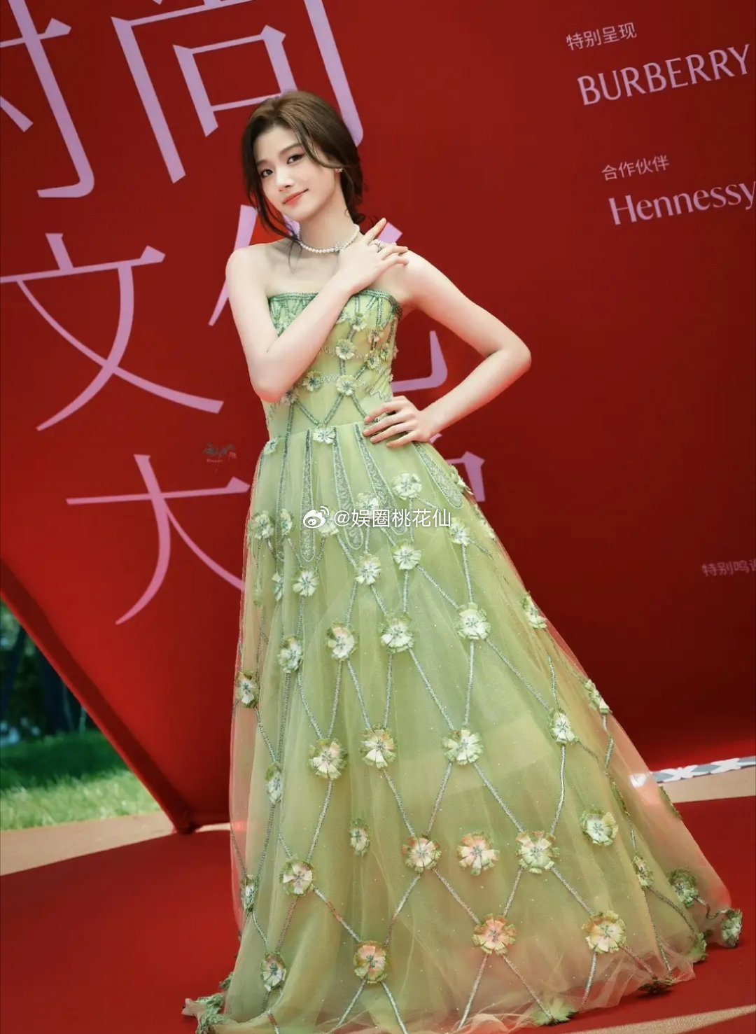 卢昱晓红毯美照，一袭绿色花朵礼服裙，像仙境里走出来的仙子 ​​​