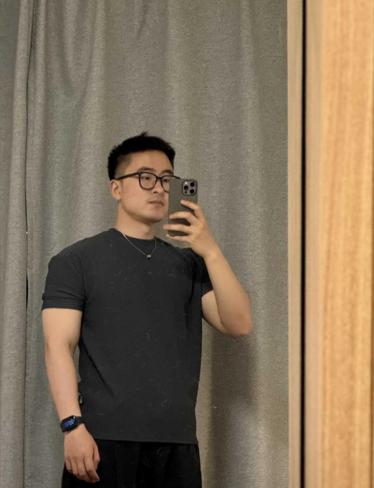 对镜自拍
健身日常 毫无训练痕迹只有拍摄技巧 对镜自拍 OOTD 今日份自拍