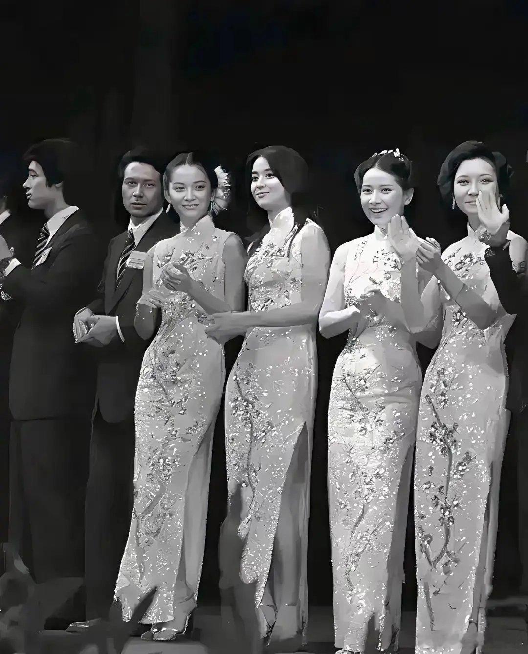 天呐，看到林凤娇和林青霞1976年的合影，才懂成龙为啥说惊为天人 