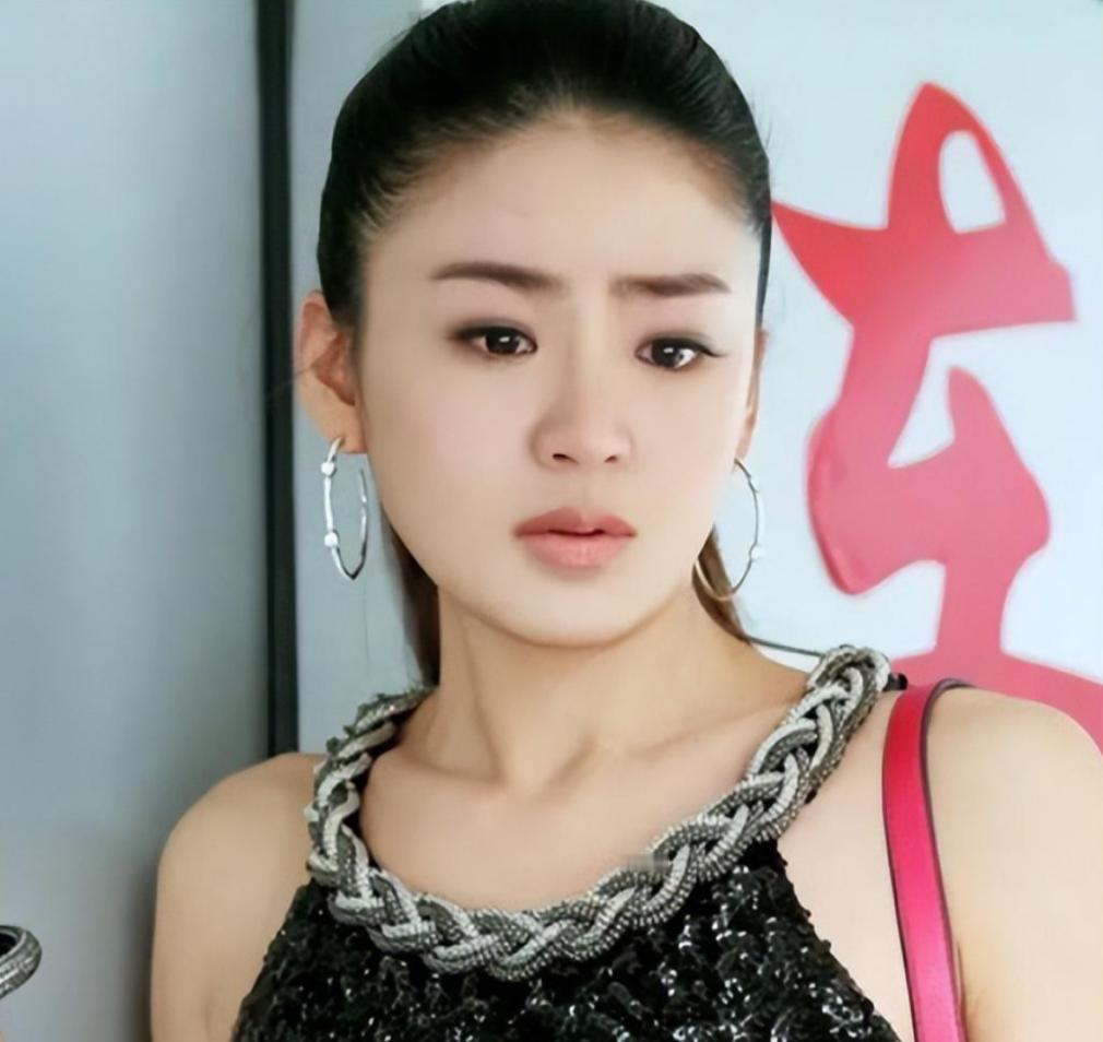 洪晓玲真是被林心如耽误了，毕竟那么贴头皮的发型都hold得住，五官精致，这样的发