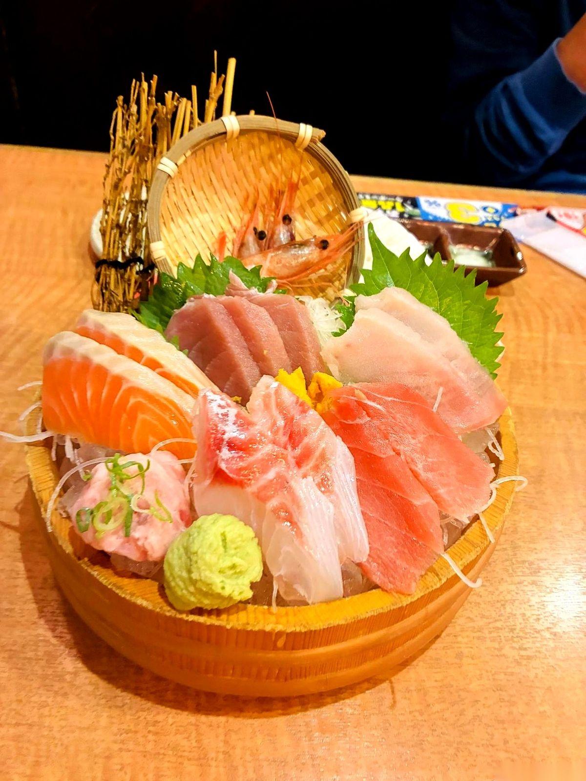 昨天下午，6个警察推门进店，没出声，直接兵分两路堵死了前后门。
店里没人敢大喘气