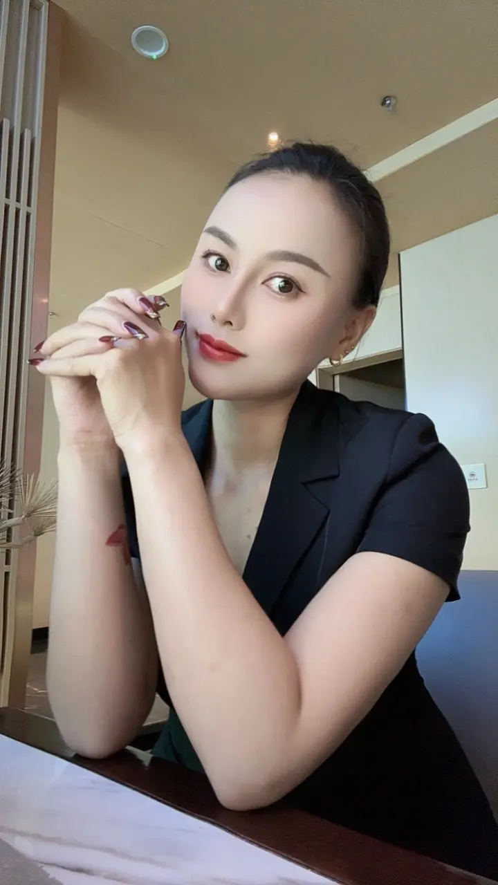 杨绛先生有言女人应该有的样子是；十分的安静、九分的气质、八分的资产、七...