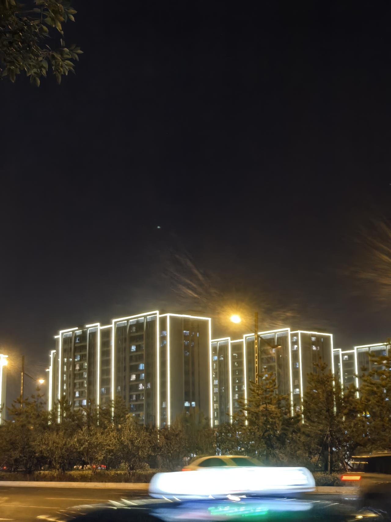 入夜后的城市灯火璀璨，格外动人。
早前的周末我去了趟上海，特意绕到黄浦江畔闲逛，
