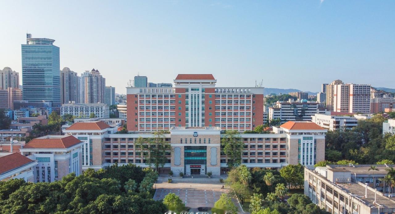 自勷勤启航，九十二载以奋斗开新篇。
深耕杏坛，严谨治学筑牢学术根基。
探索新途，