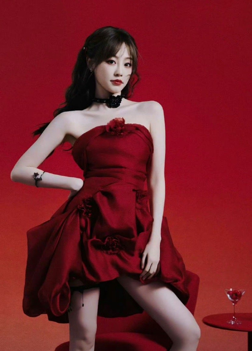 祝绪丹的美貌与造型已攀升全新境界。每一次亮相她总能带来独特巧思，精心设计的白裙与