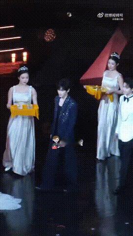 余宇涵走的每步都算数余宇涵获年度新势力艺人 看到余宇涵在微博视界大会领奖的瞬间，