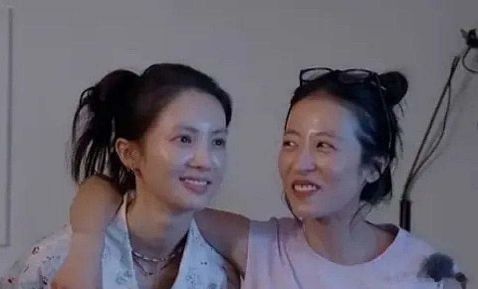 看着金晨的表情挺不情愿的，这是塑料姐妹情吗 ​​​