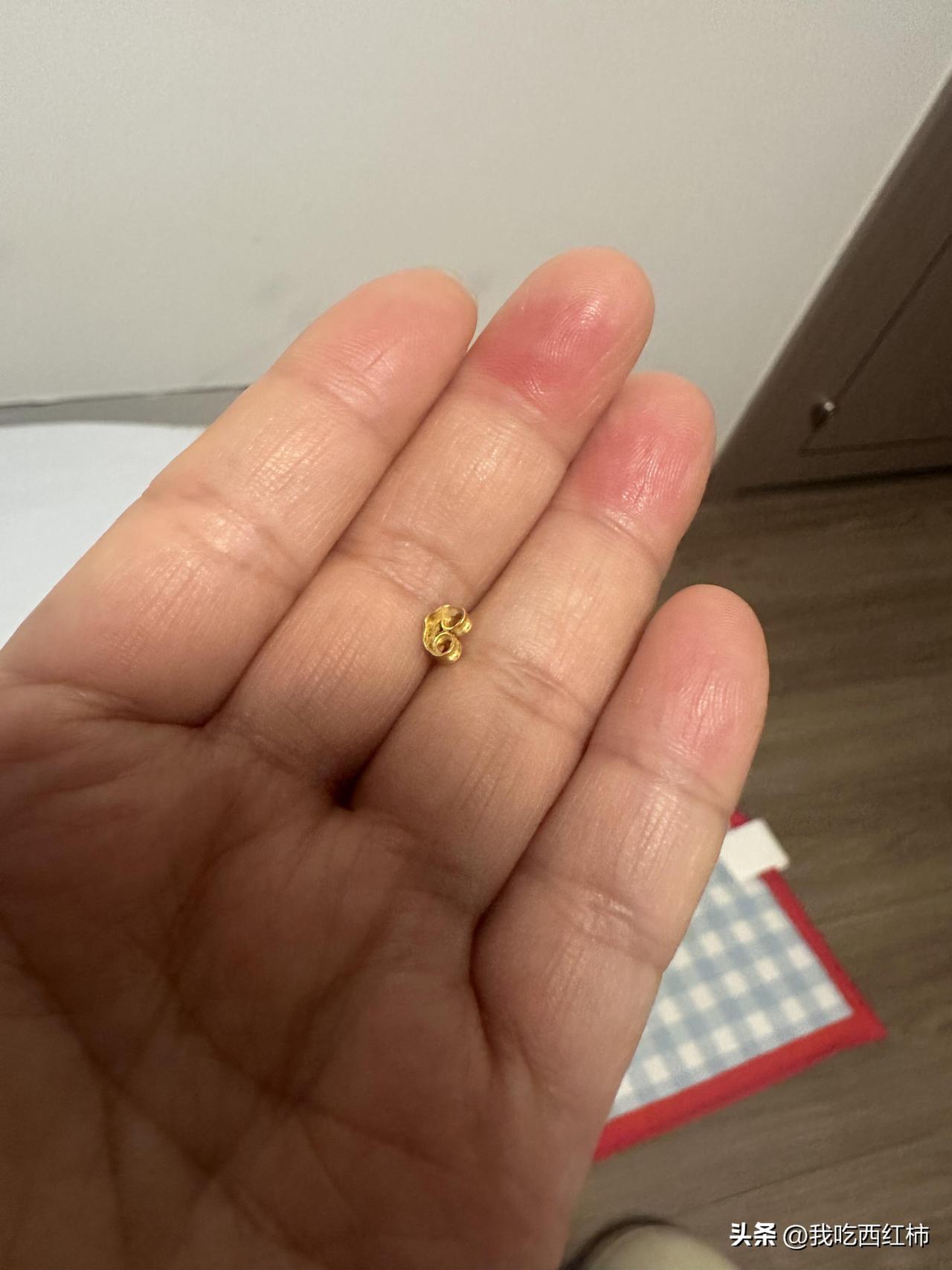 昨天去吃火锅，离开火锅店的时候，用手摸了一下右耳，发现耳环不见了，当时赶紧到店里