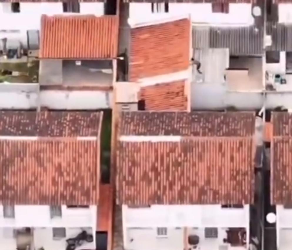 2025年11月30日发生在圣保罗州包鲁市的一起实时警匪追逐事件。视频中，一名嫌