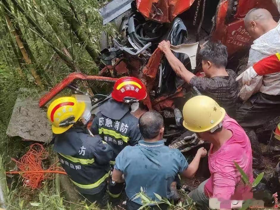 他们灭完了火，却没能回到家
2月19日16时许，湖南省新化县炉观镇。
一场火灾刚