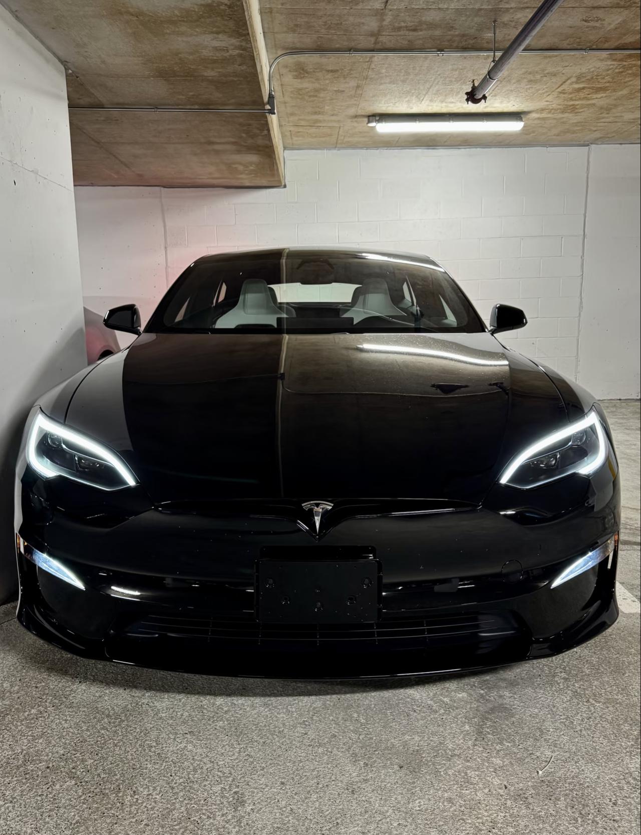 不得不说特斯拉的设计师还是很牛掰的，颜值非常在线，比国内某品牌的抄袭好多了吧，就