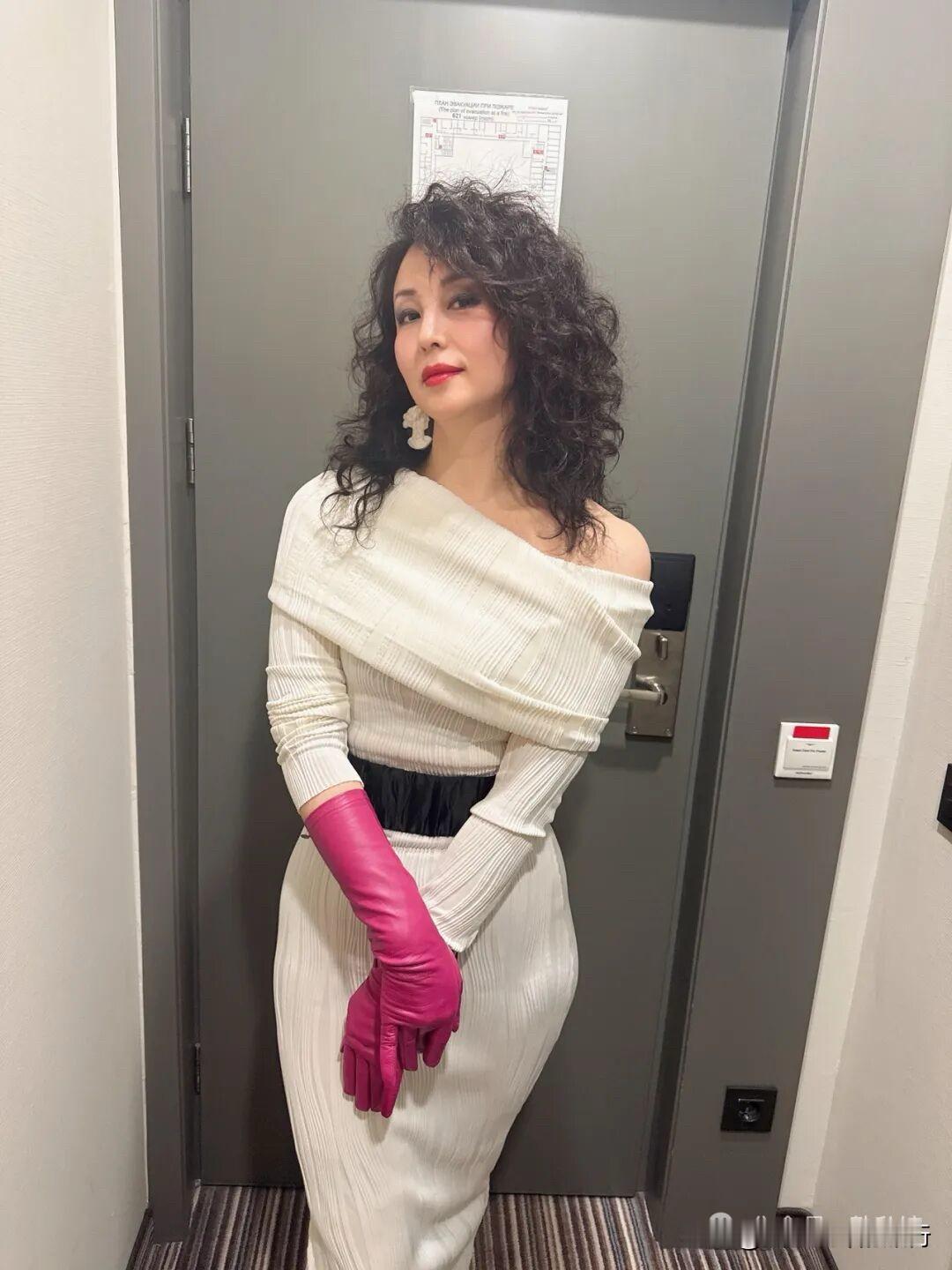 米白裙裁出月光的柔，玫红手套燃着火焰的热，每个褶皱里都藏着浪漫的对峙与融合。
