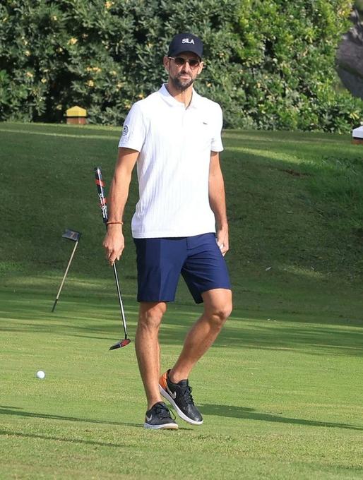 德约科维奇被拍到穿着耐克鞋打高尔夫。
在过去的8年里，他一直与Asics和LAC