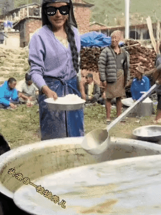 打饭师傅的权利就是手中的勺子，肉汤多寡全在个人一念之间。