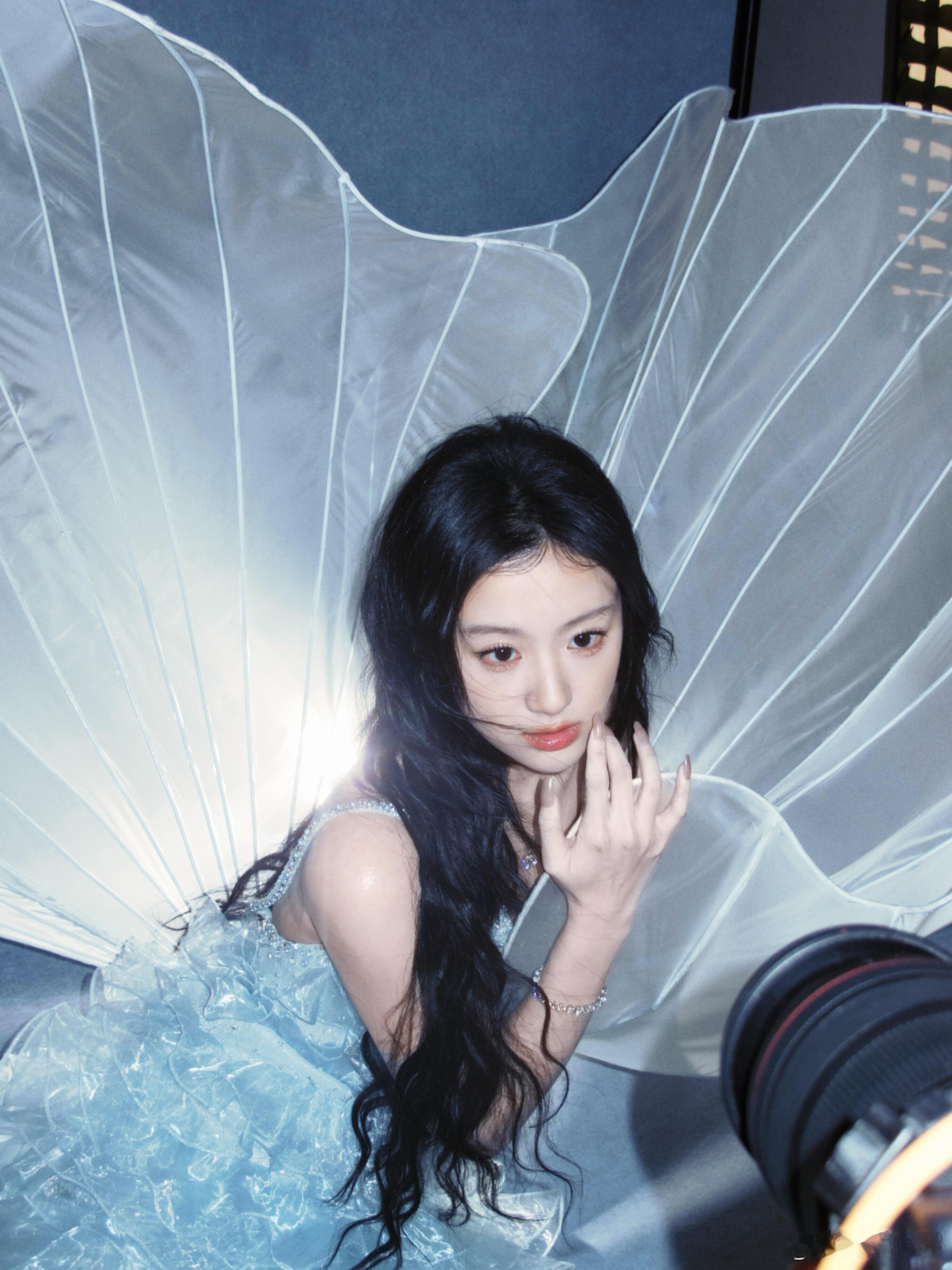 啊啊啊啊啊啊好美的包包！有种海的女儿既视感，以后妆造请按这个标准卷起来！！！ ​