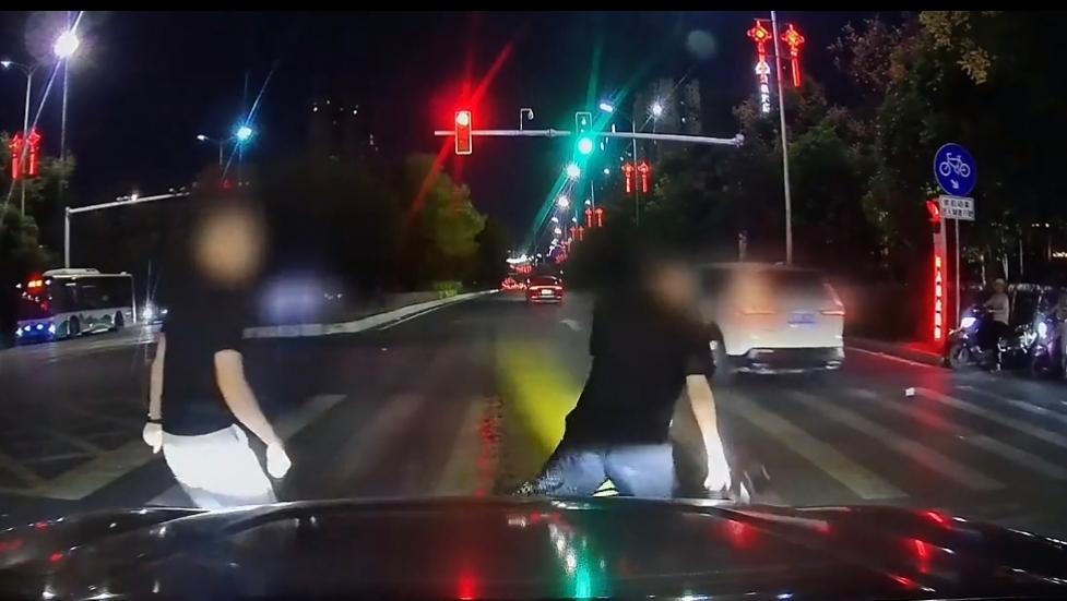 本来看完这段别车视频就很火大了，再看完律师的解读，这火气是真搂不住了。不少网友质
