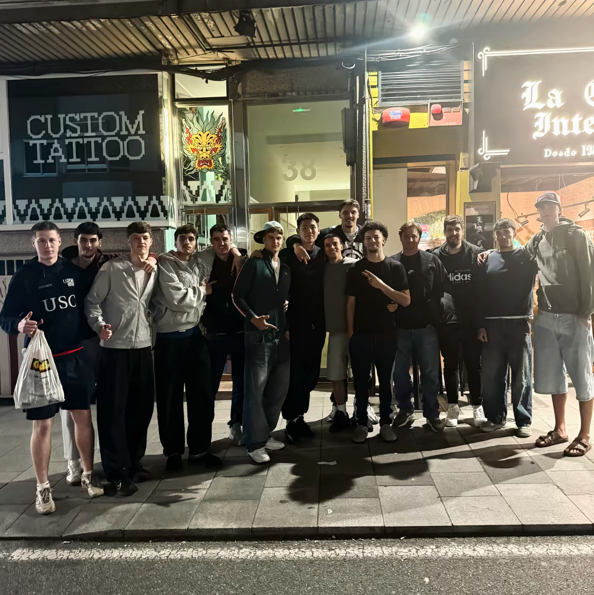 黄秋实晒照在西班牙和队友们的合照写到：“远赴西班牙的六个月 是历练 亦是成长 感