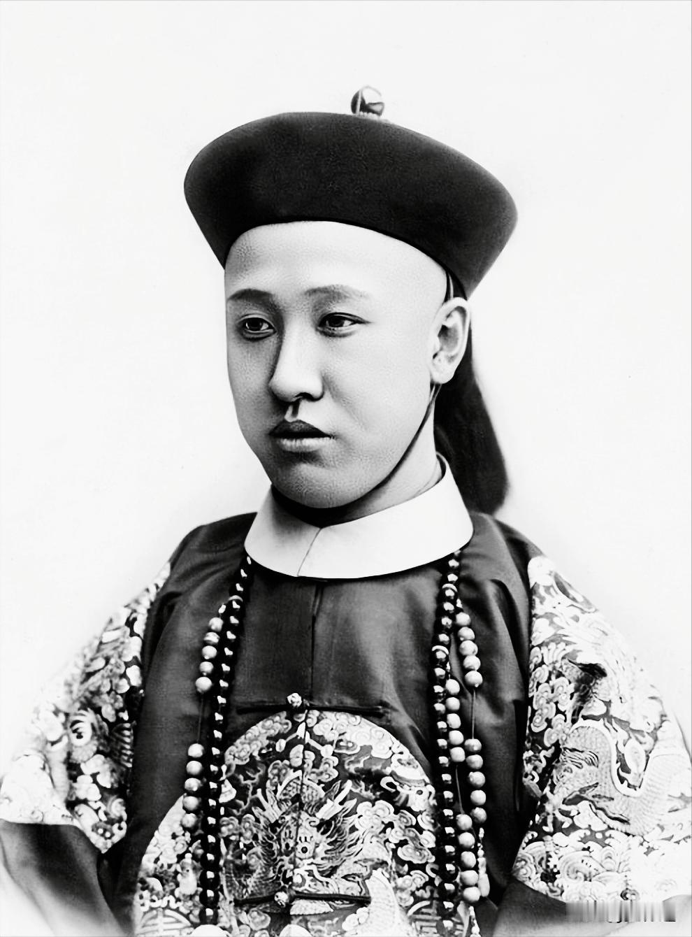 1950年，28岁就退休在家的清朝摄政王载沣，晚年以90万斤小米的价格卖掉了曾经