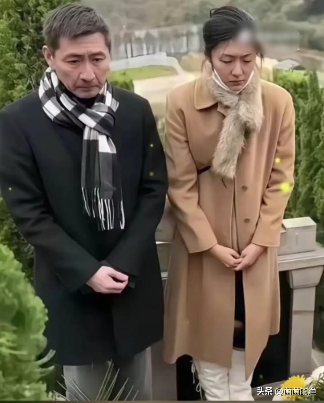 刷到张子健带女儿祭拜前妻李婷的视频时，心里猛地被揪了一下。那画面没有喧嚣，只有父