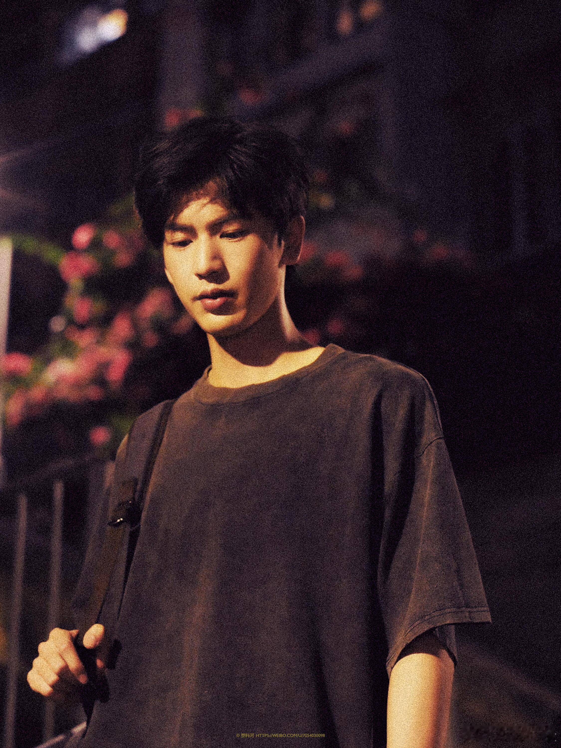 张凌赫[超话]  ·不要错过港风版张凌赫·张凌赫｜ ​​​