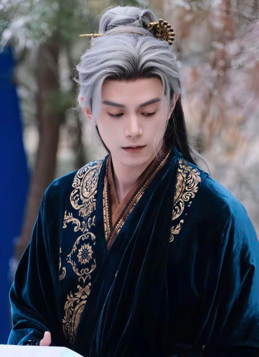 齐旻白发是邓凯要求的齐旻白发是邓凯试镜的时候自己要求的，用自己对于角色的理解说服