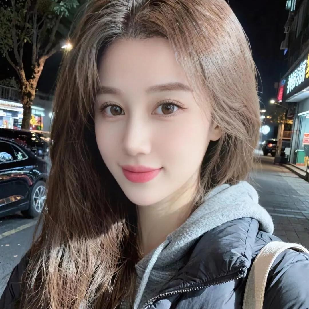 夜晚的街角，少女微笑如花🌸少女感笑容 少女感微笑女孩 少女的笑容 美少女的微笑