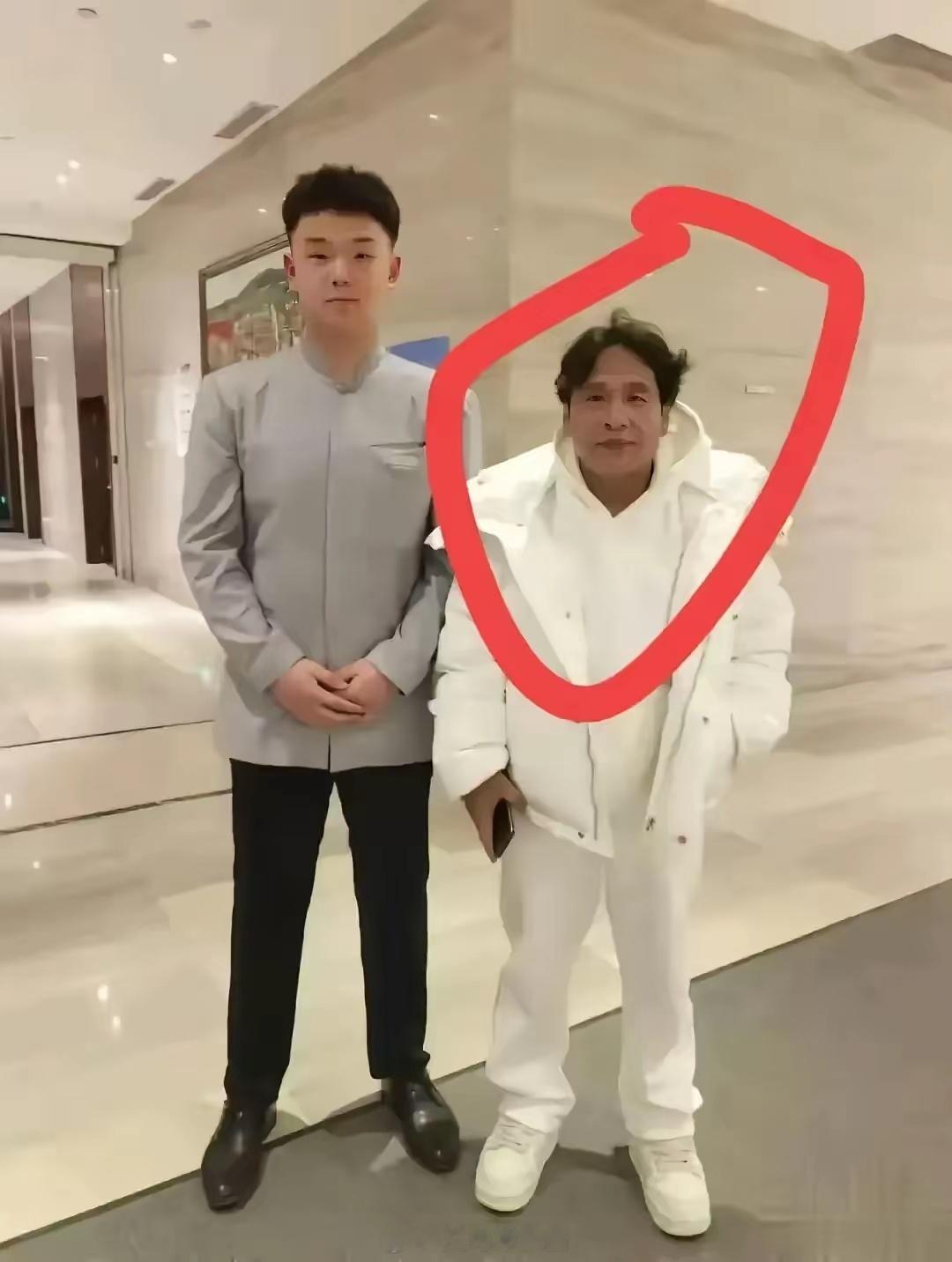 讲实话啊，很多明星其实就是运气好点，不然这长相在我们农村的话，根本娶不到老婆的 