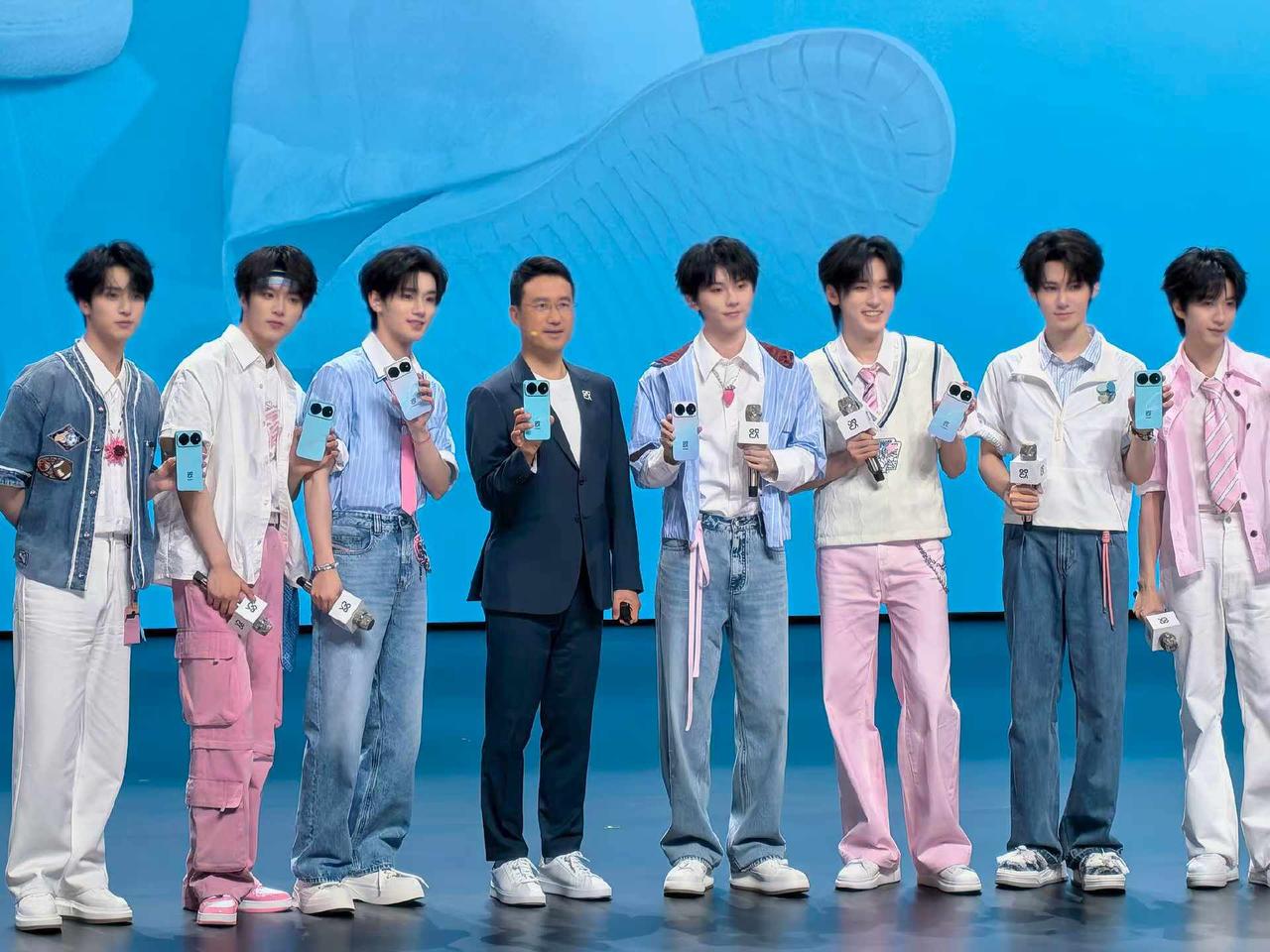 少年们。他们也靠这次