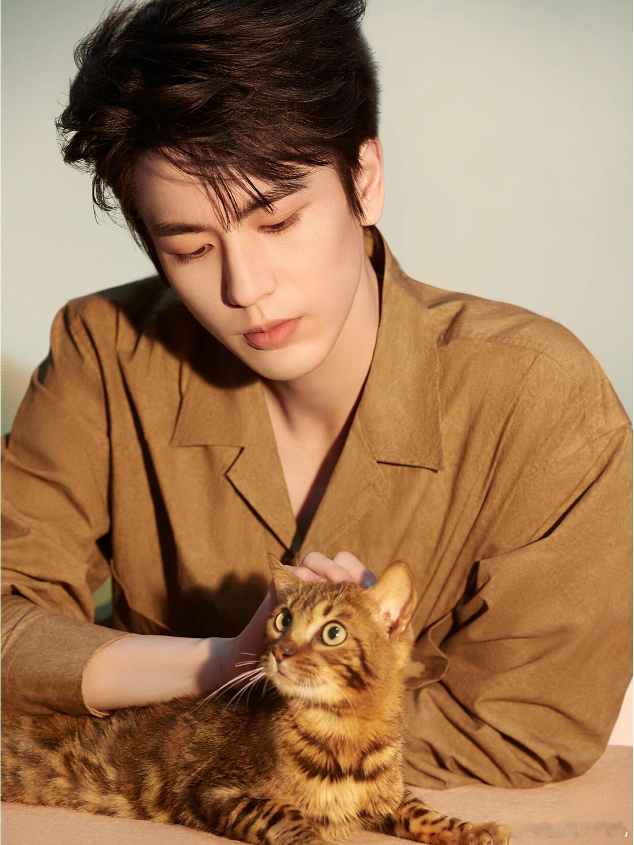 #张凌赫[超话]# 张凌赫好帅！！小猫好可爱！！这让我喜欢张凌赫又喜欢小猫的人简