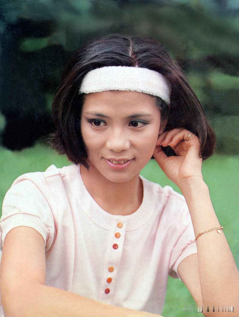 🎆永远的翁美玲👉没有浓妆艳抹，没有刻意摆拍，就那么随意地往草坪上一坐，粉衫配