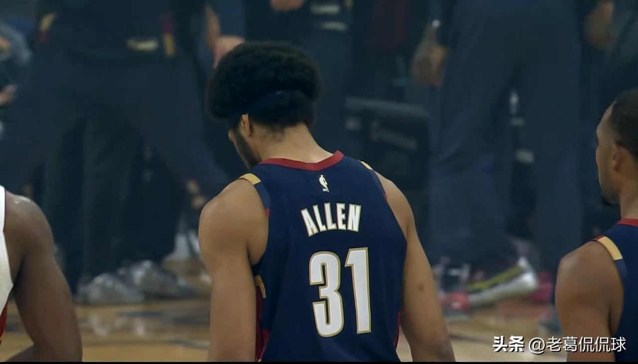 骑士当家中锋阿伦真是满血归来！在今天进行的骑士和热火的比赛中，目前两队的上半场比