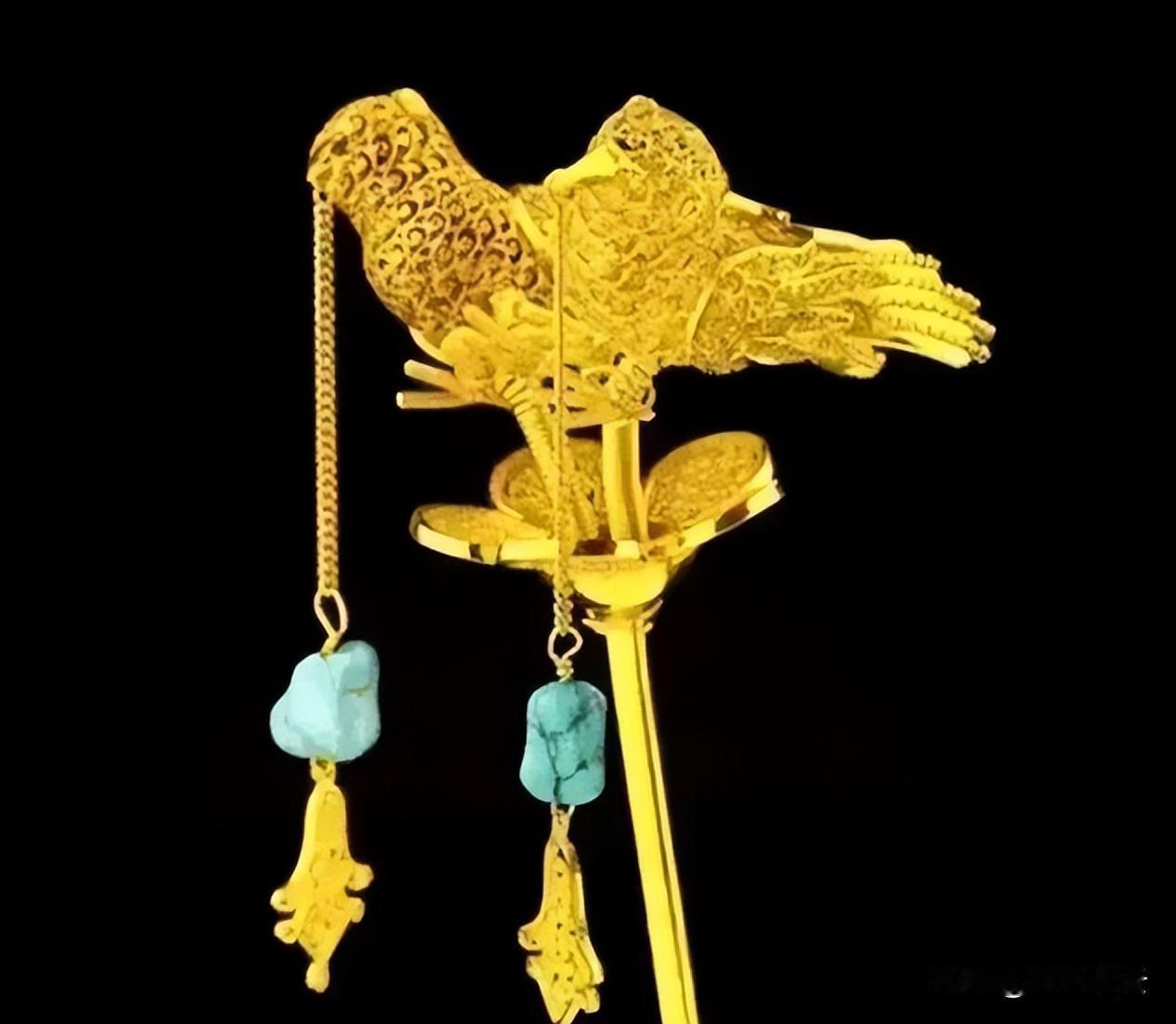 北京一位老太太带金钗来鉴宝，专家看了一眼就说是赝品，还提出要帮忙销毁。老太太微微