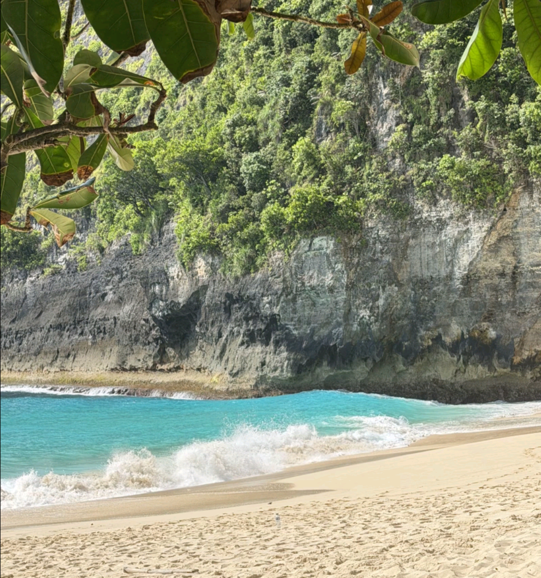 网友吐槽巴厘岛用自来水刷牙都不行📷巴厘岛上风景的美是毋庸置疑的：乌鲁瓦图断崖的