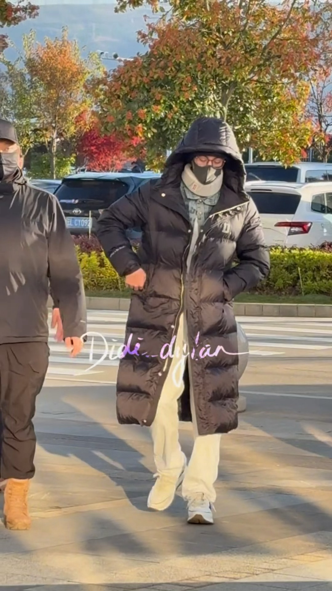 睁不开的眼睛➕黑棉服配口罩，我冬天早八就王鹤棣这样：冬天早八就王鹤棣这样 王鹤棣