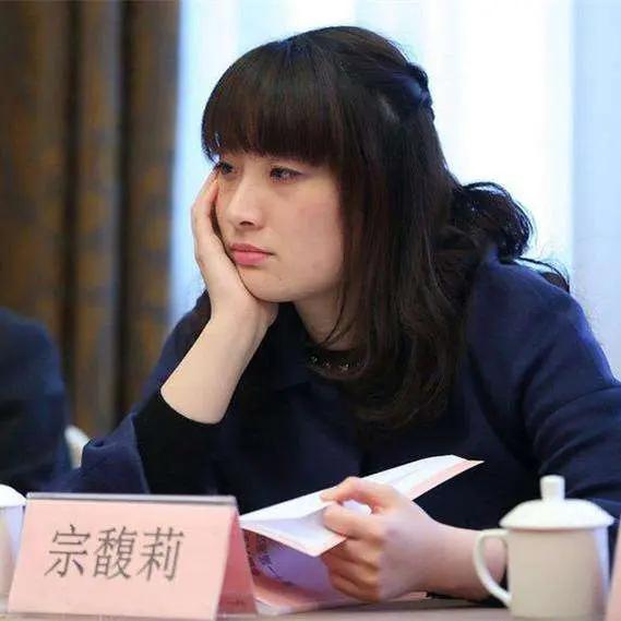宗馥莉输了官司，却赢了人心。她不是没想过会输，也许只为了出一口气。
那股从小就压