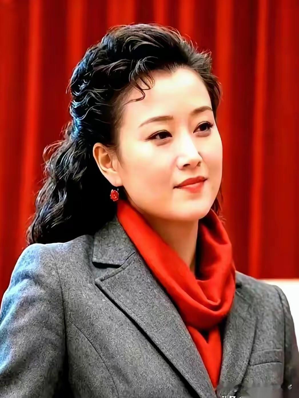 跨越时代的民歌标杆：独属于一代人春晚记忆的大女主歌唱家
 
正军级待遇。
海政文
