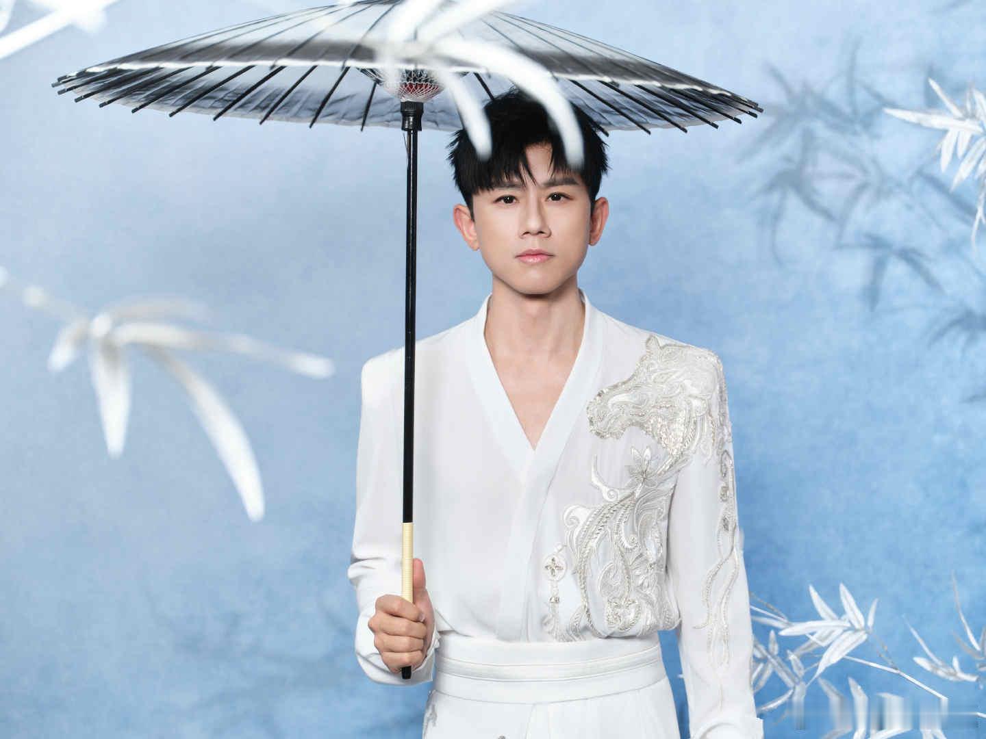 唱少年这块还得是张杰 张杰春晚驭风歌 科技赋能经典！用极具穿透力的歌声带来《驭风