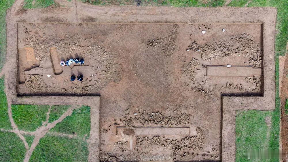 考古新发现四角坪遗址发现秦代阙门 考古工作者在甘肃礼县四角坪遗址经过6年的持续发