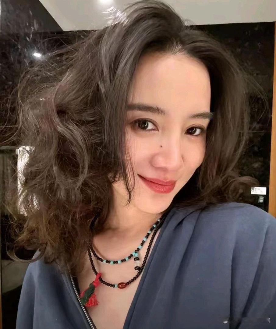 宋佳分享自拍氛围感拉满，颜值气质双双在线，越看越惊艳。 