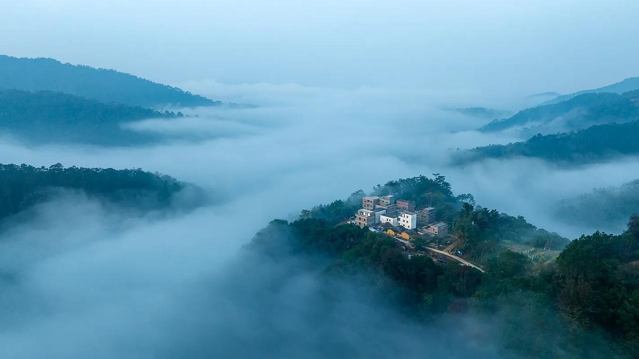 广东省新兴县里洞镇是一个山区小镇，雨后云海如梦如幻，似轻纱般缭绕在山间，宛如仙境