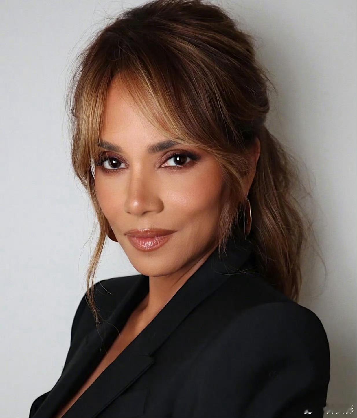 哈莉·贝瑞 将主演苹果原创电影《总统失踪》，出演性别转换后的邓肯总统！！该片改编