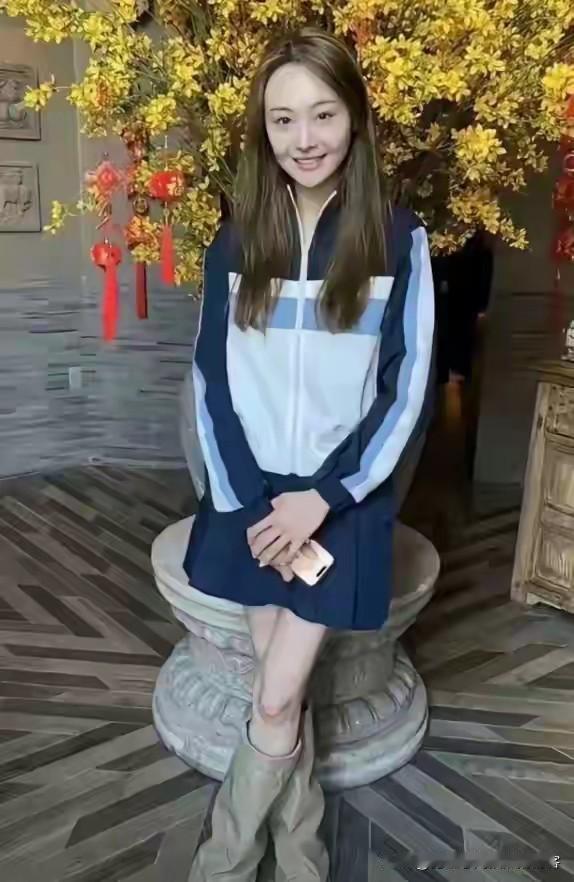 35岁郑爽近照曝光！形象管理失败，彻底成了素人，在美日子舒坦了。
 
照片里的她