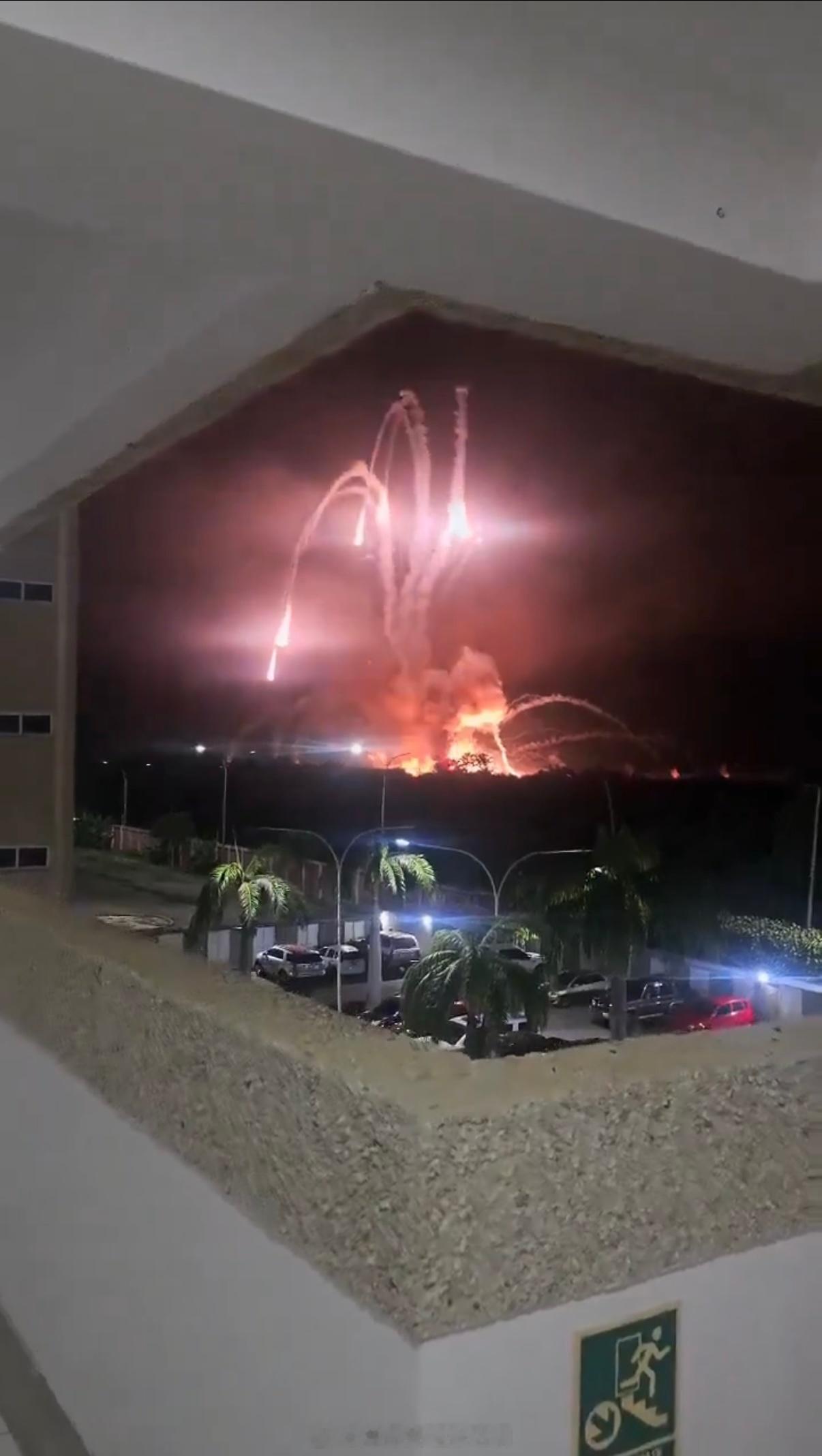 疑似委内瑞拉的防空系统或者弹药库被打殉爆了？委美冲突 委内瑞拉机场和军事基地传来