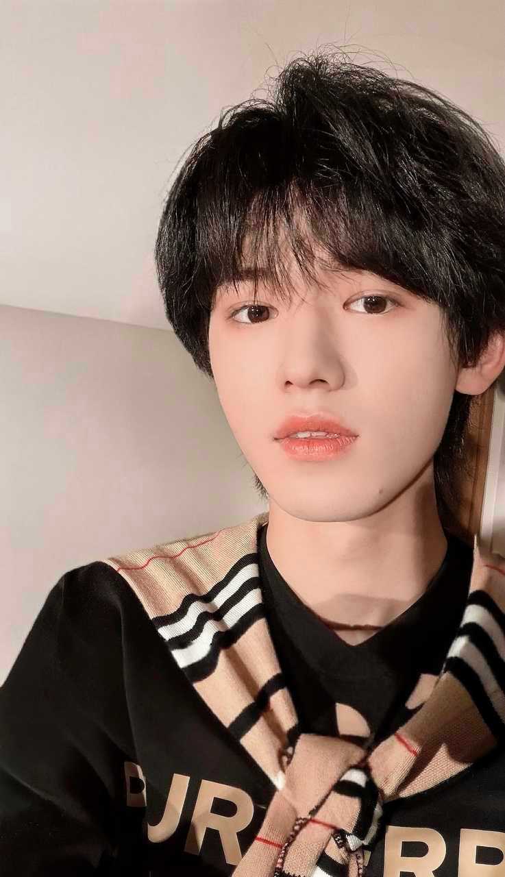 宋亚轩 🐬宋亚轩 国乐无双 🐚青年歌手宋亚轩 秋色的温柔大概藏于月亮之中彼时