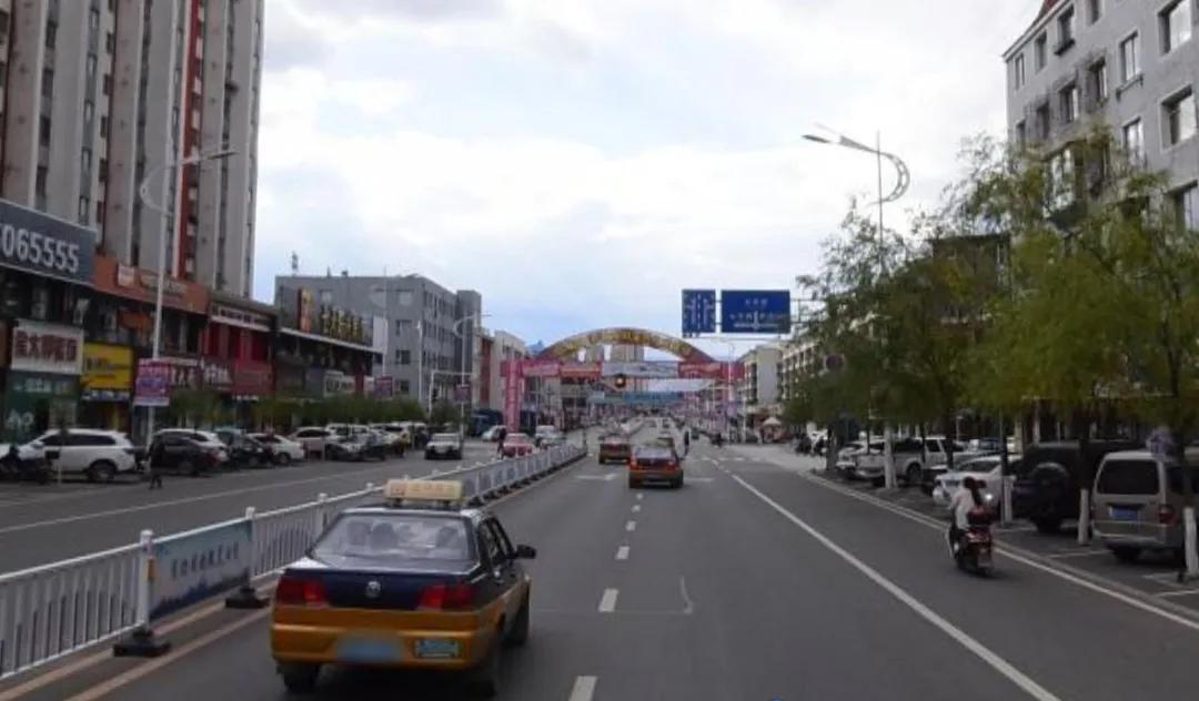 蛟河市是位于吉林省东部，长白山西麓的一座城市，是吉林省吉林市代管之下的一座县级市