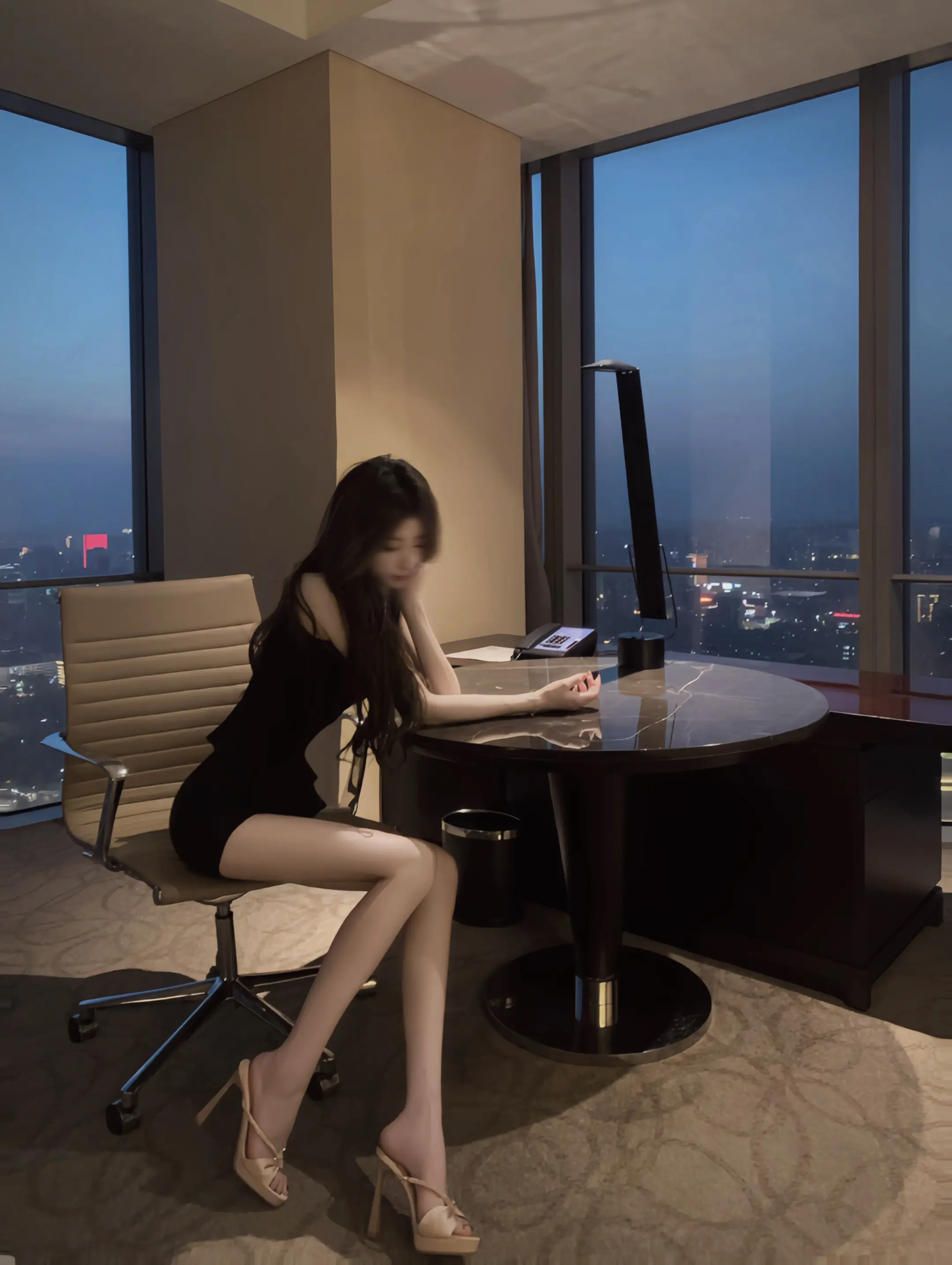 她像一个记忆锚点  不会随你移动  当你想起她她就在那里  丈量过去和现在的距离