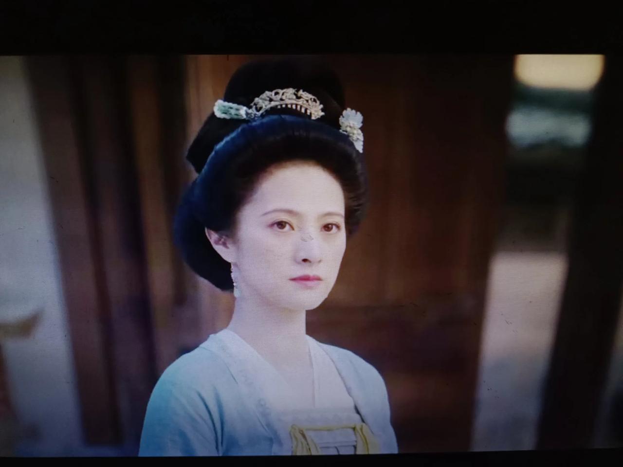 蜀锦人家。演员隋俊波演的是女主季英英的妈妈。她演过很多电视剧，人世间演的是周家大