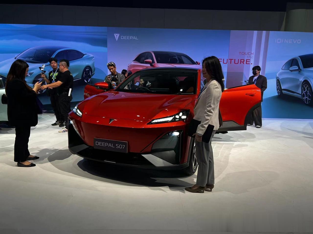 长安汽车官宣正式进入泰国市场，首发品牌为长安深蓝，未来还将导入启源和阿维塔品牌。