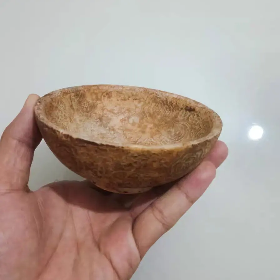 乾隆年制玉碗一个。老玉碗一个，底部有“乾隆孝粉”款识，碗身雕刻花纹，包...