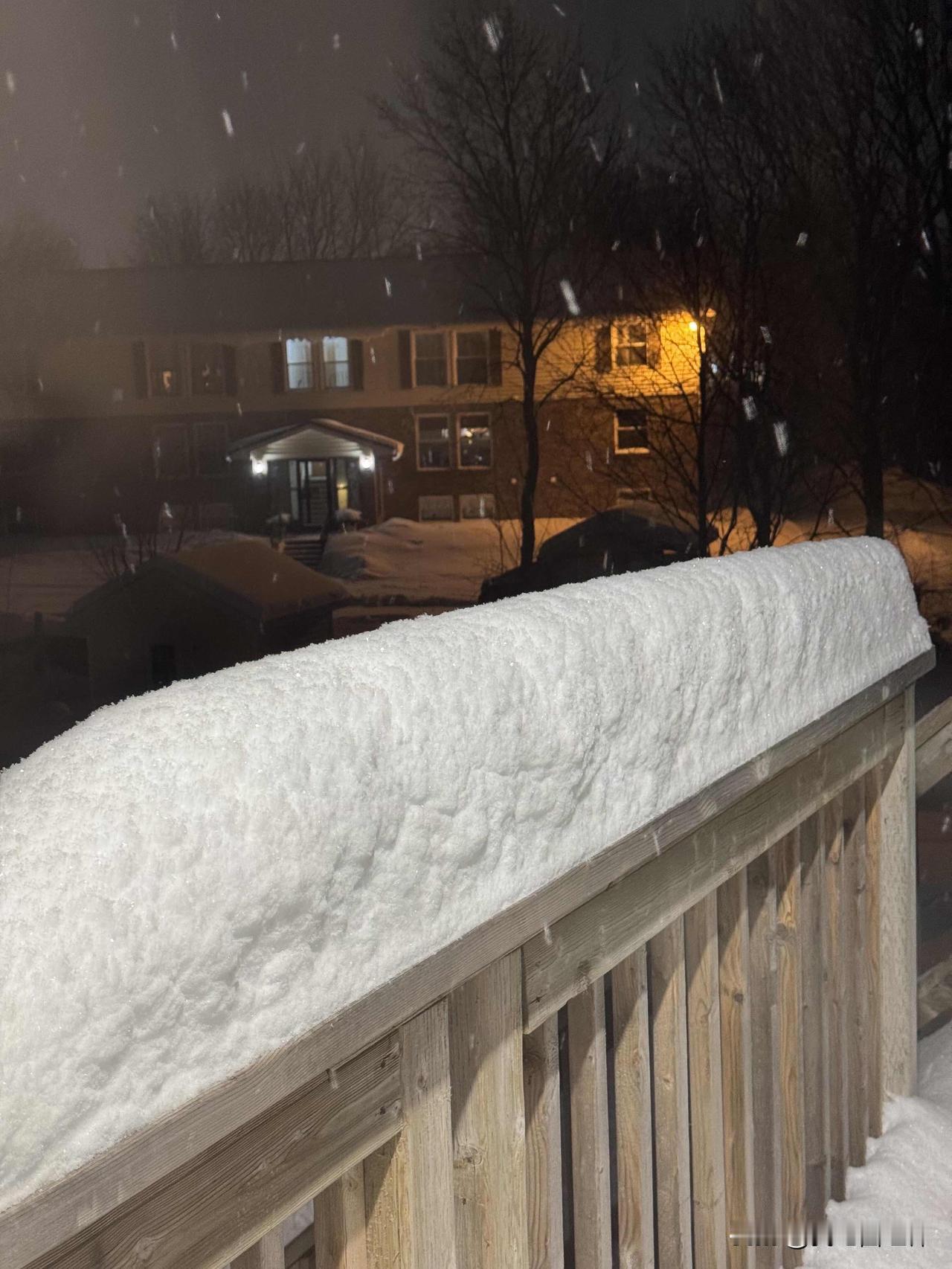 隔壁三哥三姐们被房东驱逐了
他们是真的不守规矩，把一个两室半公寓住成了集体宿舍：